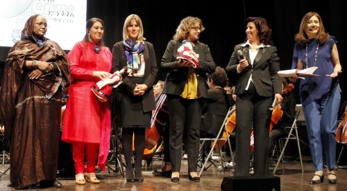 Les trois finalistes 2015 avec les Conseillères Chantal Certan et Carmela Fontana. A droite, la journaliste Alessandra Ferraro