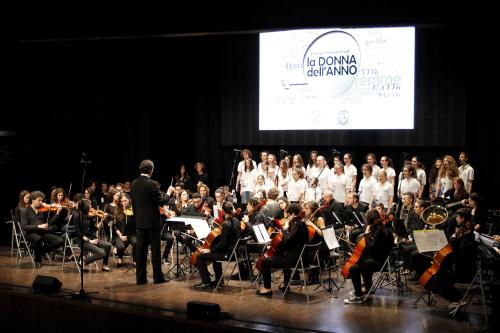 La "Sfom Orchestra" dirigée par Mauro Gino et le chur "Canto leggero" de la Fondation Institut musical d'Aoste
