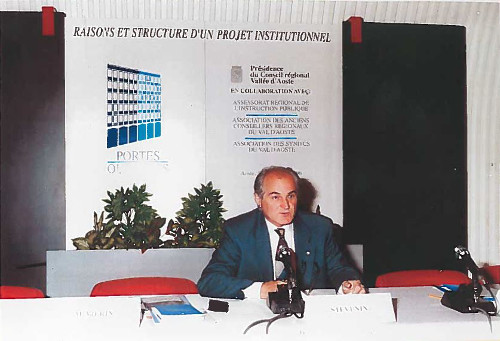 18 settembre 1996 - Il Presidente del Consiglio Valle François Stévenin illustra il progetto istituzionale Portes ouvertes. È l'inizio di un percorso che ha raggiunto il traguardo dei 20 anni