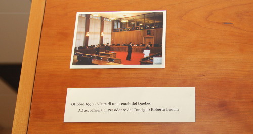 Octobre 1998 - Visite d'une école du Québec. Elle est accueillie par le Président du Conseil Roberto Louvin