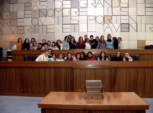 10 mars 2003 - La Salle du Conseil destination des jeunes élèves d'une institution scolaire de Naples en voyage d'études