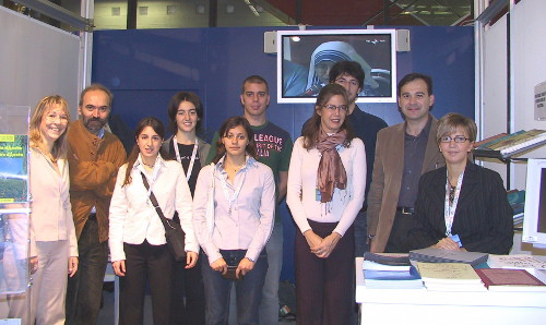 3 novembre 2004 - Alcuni studenti dell'Istituzione d'istruzione tecnica e per geometri di Aosta nello spazio dei Parlamenti regionali, al Salone Europeo della Comunicazione Pubblica (COM-PA) di Bologna per illustrare l'attività del progetto Portes Ouvertes