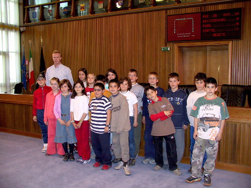 14 mai 2004 - Les étudiants de l'école primaire Saint-Ours d'Aoste lors de la photo à la fin de la visite à la Salle du Conseil