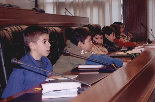 4 mars 2005 - Les étudiants des classes quatrième A et quatrième B de l'école primaire Saint-Martin-de-Corléans d'Aoste assis à la place du Gouvernement régional lors du débat dans la Salle du Conseil