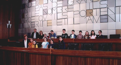 5 maggio 2005 - In Aula, insieme agli alunni della classe quinta della scuola primaria di Gignod, il Consigliere Ennio Pastoret, che ha spiegato ai giovani studenti l'organizzazione dei lavori dell'Assemblea regionale