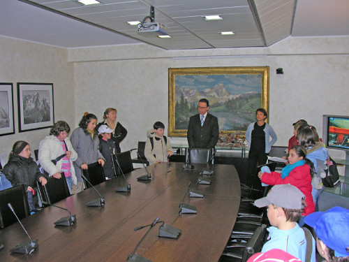 5 aprile 2006 - Il Presidente del Consiglio Ego Perron accompagna i giovani studenti della scuola primaria di Saint-Vincent nella sala delle Commissioni consiliari