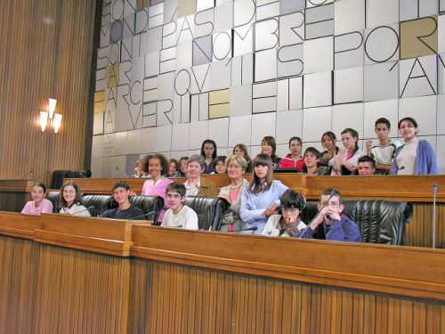17 mai 2006 - Les étudiants de la classe troisième C de l'école moyenne Einaudi d'Aoste. Avec les élèves, la Conseillère Secondina Squarzino