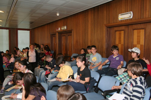 18 mai 2011 - Tribune du public: une classe de l'école primaire de Torgnon suit la séance du Conseil