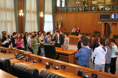 30 mars 2012 - Le Conseiller André Lanièce rencontre les étudiants des classes première A et première B du lycée économique-social Florence Nightingale de Castelfranco Veneto