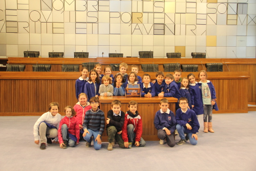 10 novembre 2015 - La classe quarta B della scuola primaria San Francesco di Aosta al centro dell'Aula consiliare