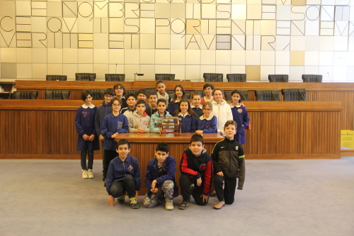 17 marzo 2016 - Al centro dell'Aula del Consiglio, gli alunni della classe quinta B della scuola primaria Ponte di Pietra di Aosta