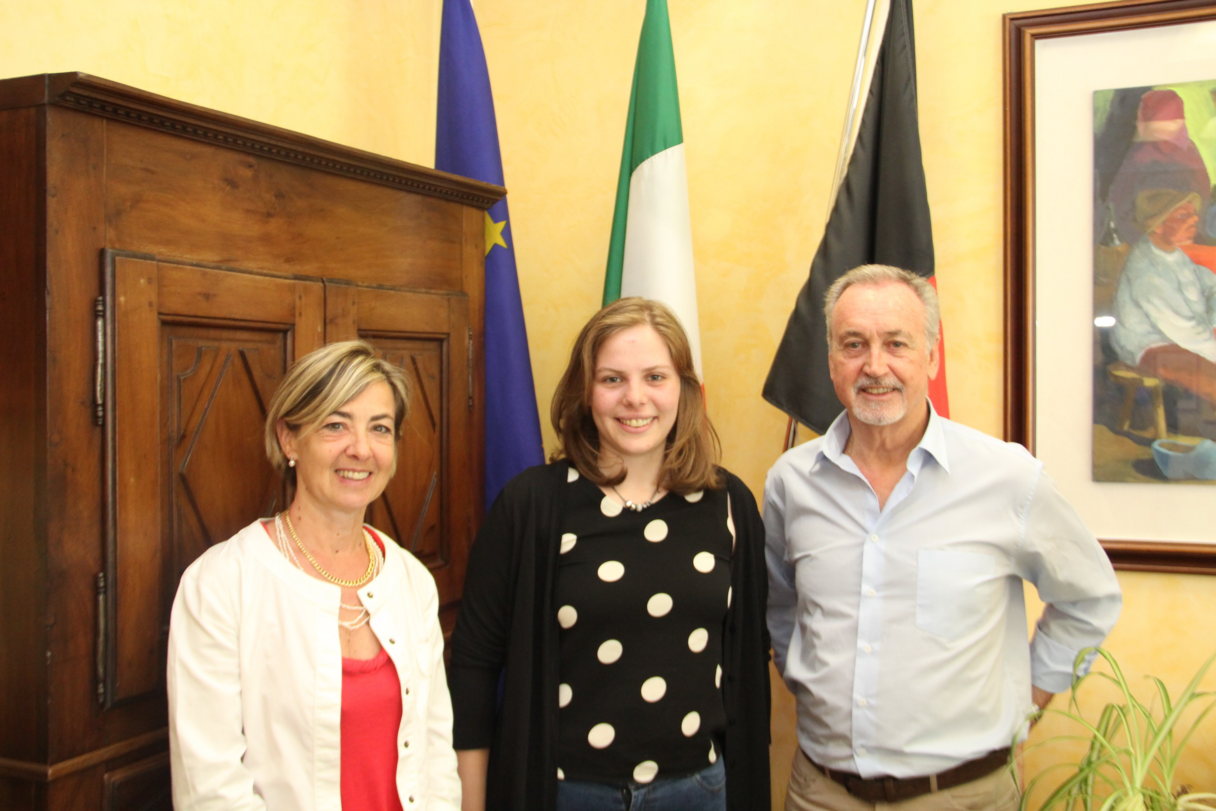 Eloïse Villaz entre le Président du Conseil, Andrea Rosset, et le Secrétaire général, Christine Perrin