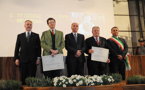 I Presidenti del Consiglio, della Regione e del CPEL insieme agli insigniti Marco Magnifico (Ami de la Vallée) e Germano Henriet (Chevallier de l'autonomie)