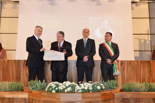La consegna dell'onorificenza a Germano Henriet, imprenditore e allevatore