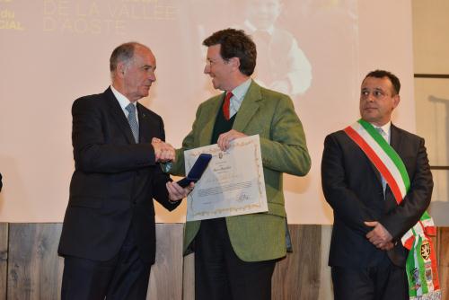 La consegna dell'onorificenza a Marco Magnifico
