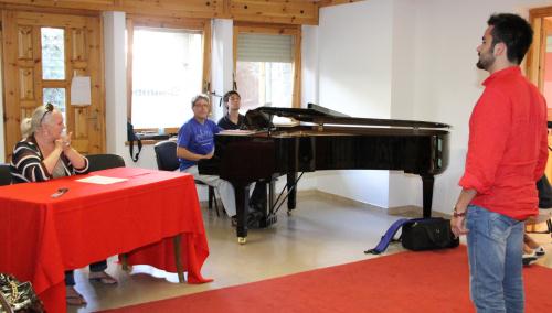 Uno degli allievi, il tenore Roberto Lenoci, canta davanti al celebre soprano
