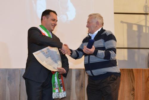 La consegna dell'onorificenza di Chevalier de l'autonomie di Sergio Pellissier, ritirata da papà Camillo