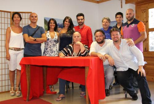 Foto di gruppo con i partecipanti alla master class. Accanto a Katia Ricciarelli il M° Francesco Zingariello e il direttore artistico della rassegna "ClassicATorgnon", il M° Federico Longhi