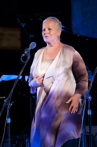 Il soprano Katia Ricciarelli durante l'esibizione che l'ha vista partecipare al momento conclusivo della master class: il concerto del 4 agosto nella piazzetta centrale di Torgnon
