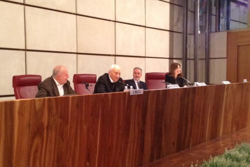 Da sinistra: Domenico Budaci, Monsignor Luigi Bettazzi, il Presidente Andrea Rosset e la giornalista Alessandra Ferraro, moderatrice della serata