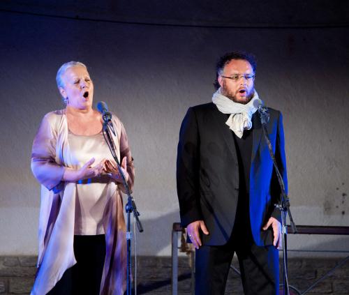 Il soprano Katia Ricciarelli canta insieme al Maestro Francesco Zingariello