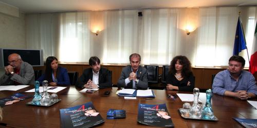 La presentazione dell'evento tenutasi il 24 luglio. Da sinistra: i Consiglieri segretari Rigo e Rini, i Vice Presidenti Lanièce e Chatrian, il Sindaco di Torgnon Cristina Machet e il direttore artistico Federico Longhi