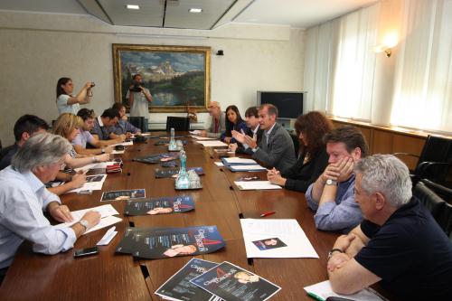 I relatori insieme ai giornalisti nella sala commissioni del Consiglio regionale