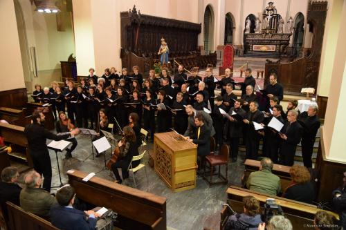Il coro accompagnato da Jefferson Curtaz all'organo, Sylvie e Marlène Blanc ai violini, Claudia Desandré alla viola e Francesca Roberto al violoncello