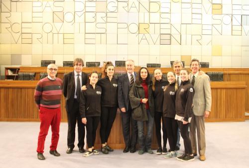 Le ragazze nell'Aula consiliare insieme ai componenti dell'Ufficicio di Presidenza e alla loro insegnante, Ellada Mex