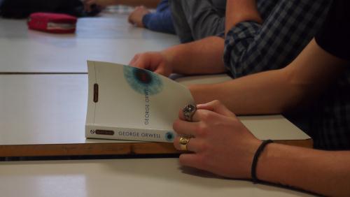 Al Liceo delle scienze umane e scientifico Regina Maria Adelaide di Aosta, sono andati in scena i romanzi di George Orwell "1984" e "La fattoria degli animali" 