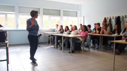 Simona D'Agostino, esperta dell'Istituto storico della Resistenza e della società contemporanea in Valle d'Aosta, parla con i ragazzi