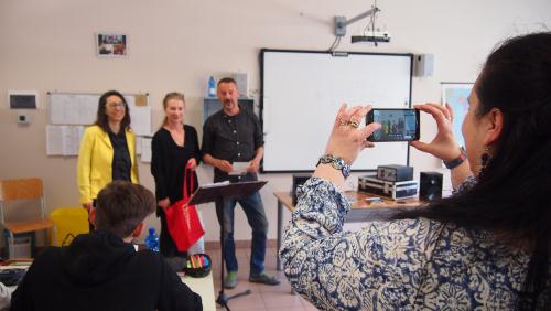 Scatto a Daria Pulz, esperta dell'Istituto storico della Resistenza e della società contemporanea in Valle d'Aosta, e ai direttori artistici di Replicante Teatro, Barbara Caviglia e Andrea Damarco