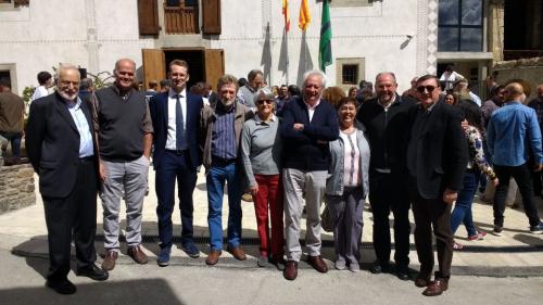 Foto di gruppo davanti al Municipio