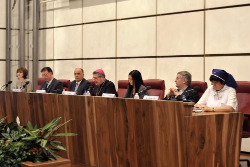 Da sinistra: la giornalista Alessandra Ferraro, l'Assessore alla sanità, il Presidente della Regione, Monsignor Franco Lovignana, il Presidente del Consiglio, Monsignor Paolo Angelino e Laura Canetto (Presidente dell'Oftal VdA)