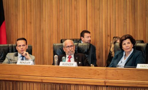 Parte della delegazione del Consiglio provinciale di Bolzano. Da sinistra: il Capogruppo Sven Knoll e i Consiglieri segretari della SVP Helmuth Renzler e Maria Hochgruber Kuenzer