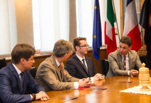 Un momento dell'incontro. I Consoli insieme al Presidente dell'Assemblea, Joël Farcoz, e al Presidente della Regione, Laurent Viérin