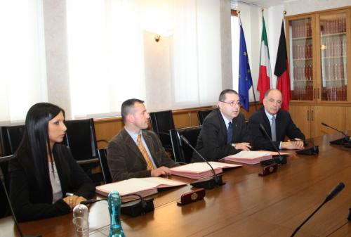 Da sinistra: il Presidente del Consiglio, il Direttore della casa circondariale, il Difensore civico e il Presidente della Regione