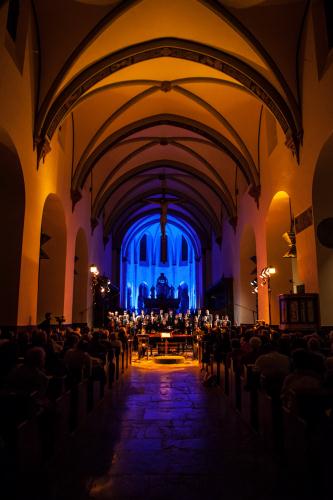 Uno scatto suggestivo delle navate della Cattedrale di Aosta, scenario dell'esecuzione dell'opera del compositore pesarese