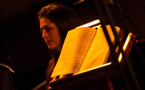 Lo spartito. Sullo sfondo, il mezzo soprano Miroslava Yordanova