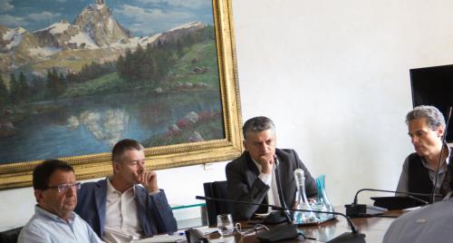 L'Assessore alla sanità, salute e politiche sociali Luigi Bertschy, il Dirigente della Struttura politiche sociali e giovanili dott. Gianni Nuti, l'Assessore alle attività produttive, energia, politiche del lavoro e ambiente Fabrizio Roscio e il Dirigente del Dipartimento politiche del lavoro e della formazione dott. Ezio Garrone