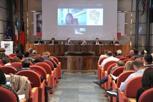 Da sinistra: il Sindaco di Pesaro, Matteo Ricci, l'Assessore alle infrastrutture, politiche abitative, enti locali della Regione Lazio, Fabrizio Refrigeri, il Presidente della Regione Liguria, Giovanni Toti, il Presidente di italiadecide, Luciano Violante, il Sindaco di Napoli, Luigi de Magistris, il Sindaco di Ascoli Piceno, Guido Castelli, e il Sindaco di Torino in collegamento Skype, Chiara Appendino
