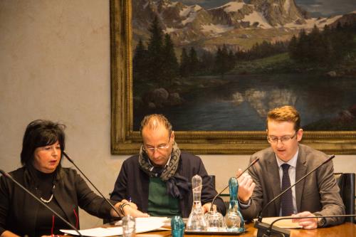 Il Presidente del Consiglio, Joël Farcoz, insieme al Presidente del Co.re.com., Enrica Ferri, e a Francesco Ciavattone (rappresentante del Co.re.com.)
