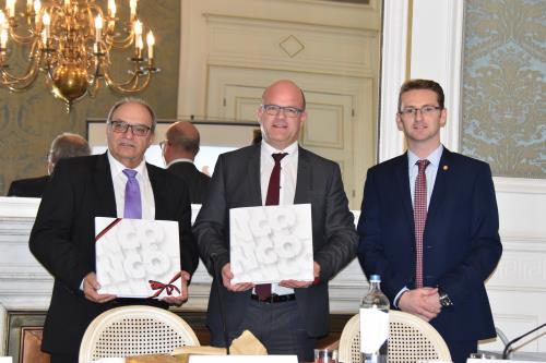 Il Presidente del Consiglio Valle, Joël Farcoz, insieme ai rappresentanti della Fédération Wallonie-Bruxelles e del Canton du Jura