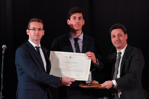 I Presidenti del Consiglio e della Regione durante la consegna dell'onorificenza di Chevalier de l'Autonomie a Raymond Vautherin, ricevuta dal nipote