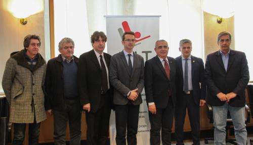 Da sinistra: Carlo Norbiato (Consigliere Segretario), Vincenzo Grosjean (Vicepresidente del Consiglio), André Lanièce (Consigliere Segretario), Joël Farcoz (Presidente del Consiglio), Luigi Bertschy (Assessore regionale), Salvatore Luberto (Presidente LILT VdA) e Antonio Fosson (Consigliere)