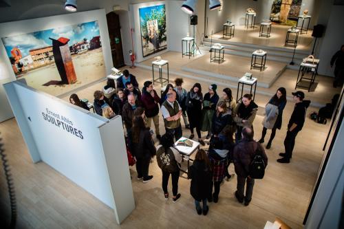 Un momento dell'inaugurazione. L'incontro dell'artista con le classi quinta A e B del liceo artistico di Aosta