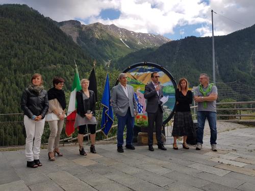 I rappresentanti dell'amministrazione comunale con il Sindaco di Saint-Rhémy-en-Bosses, il Presidente del Consiglio regionale e gli artisti