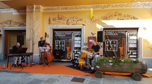 11/07/18 "Beppe Barbera trio" (Beppe Barbera al pianoforte, Matteo Ravizza al contrabbasso e Lorenzo Barbera alla batteria)