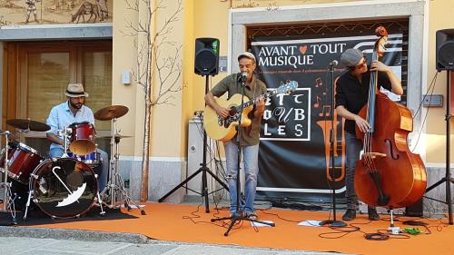 18/07/18 - La Brigade - Marc Magliano (voce, chitarra), Luca Moccia (voce, contrabbasso, basso elettrico) e Florian Bua (batteria, percussioni)