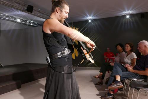 09/08/2018 - Federico Puppi, violoncellista valdostano, tra tecnologia e sonorità tribali, in un mix di world music, elettronica, attitudine rock e jazz d'avanguardia.